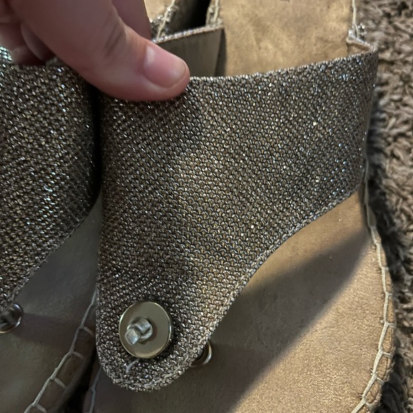 I Heart Comfort Gold Metallic Wedge Thong Sandals 9M - Picture 4 of 6